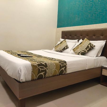 Hotel Golden Nest Popular Residency Мумбай Екстериор снимка