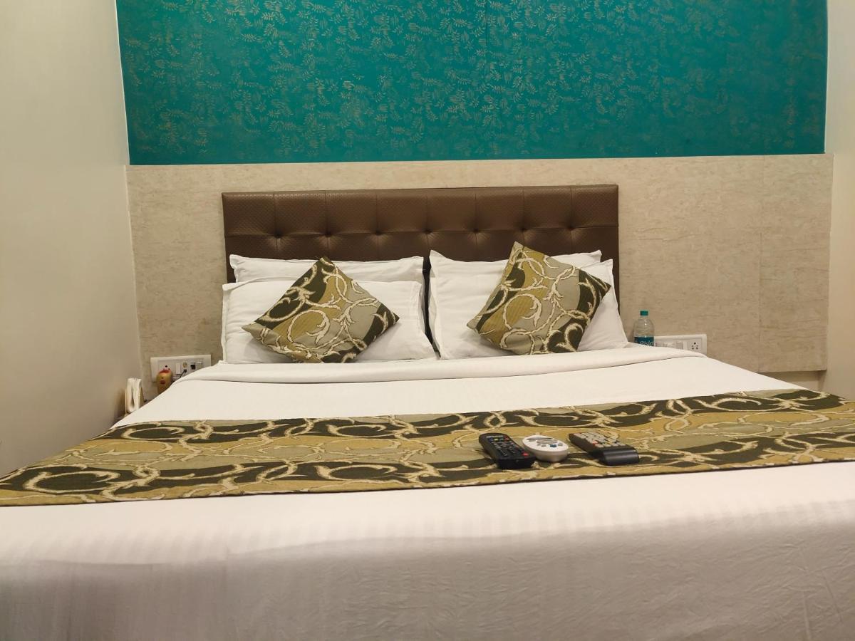 Hotel Golden Nest Popular Residency Мумбай Екстериор снимка