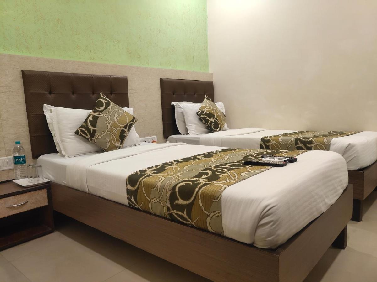 Hotel Golden Nest Popular Residency Мумбай Екстериор снимка