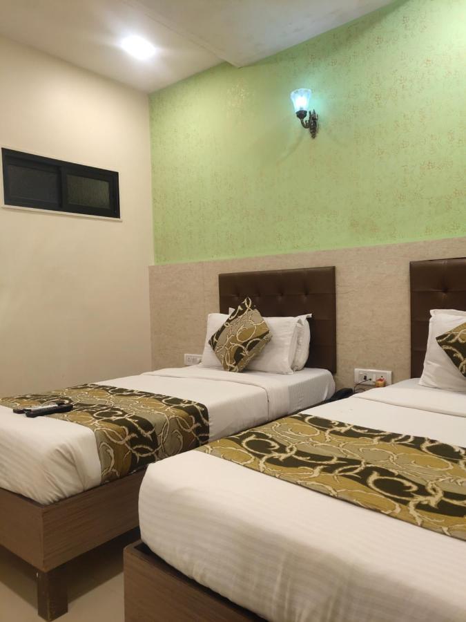 Hotel Golden Nest Popular Residency Мумбай Екстериор снимка