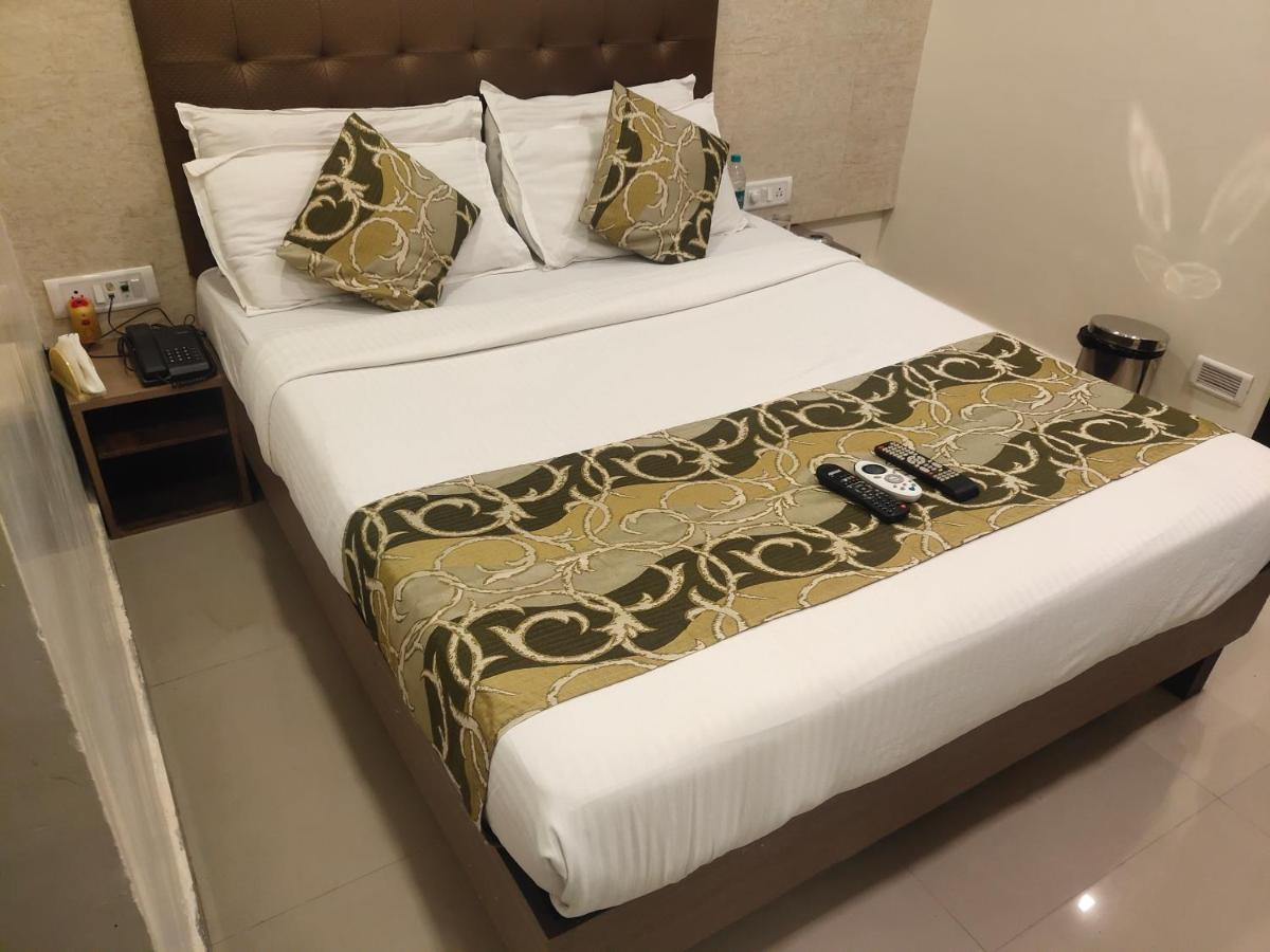 Hotel Golden Nest Popular Residency Мумбай Екстериор снимка