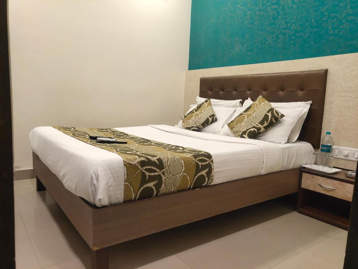 Hotel Golden Nest Popular Residency Мумбай Екстериор снимка