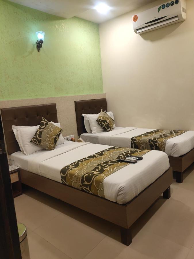 Hotel Golden Nest Popular Residency Мумбай Екстериор снимка