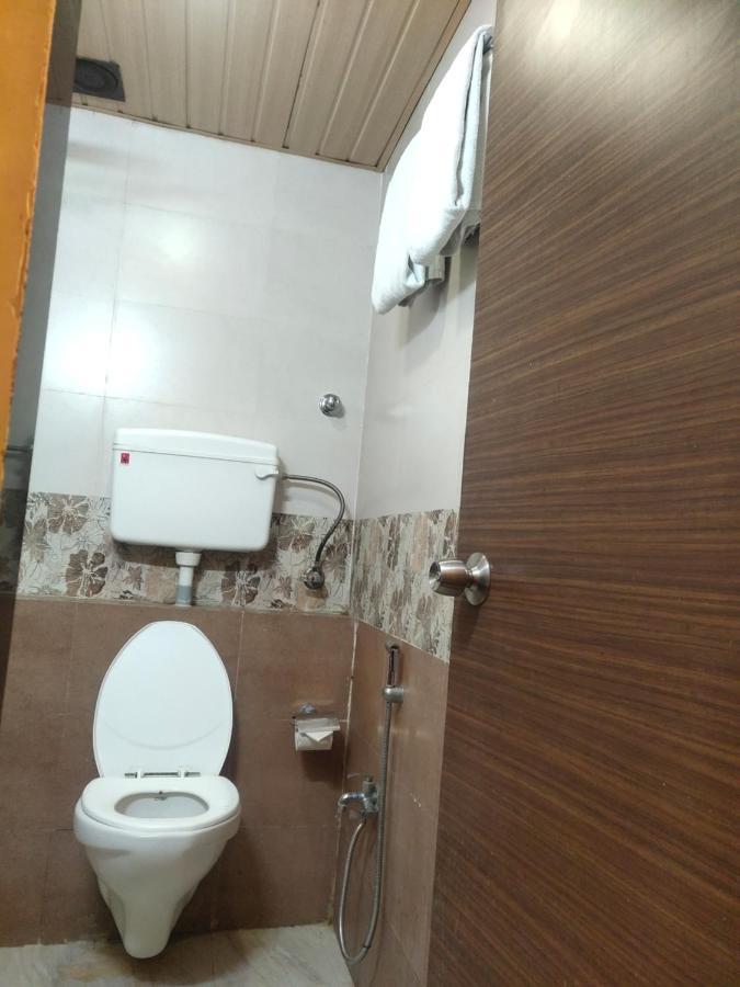 Hotel Golden Nest Popular Residency Мумбай Екстериор снимка