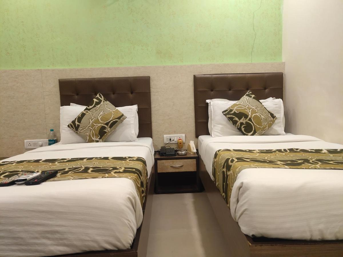 Hotel Golden Nest Popular Residency Мумбай Екстериор снимка