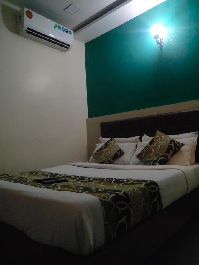 Hotel Golden Nest Popular Residency Мумбай Екстериор снимка