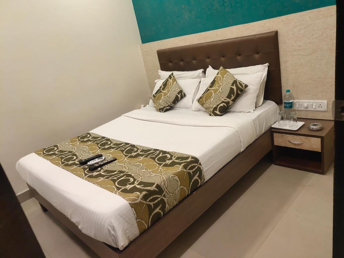 Hotel Golden Nest Popular Residency Мумбай Екстериор снимка