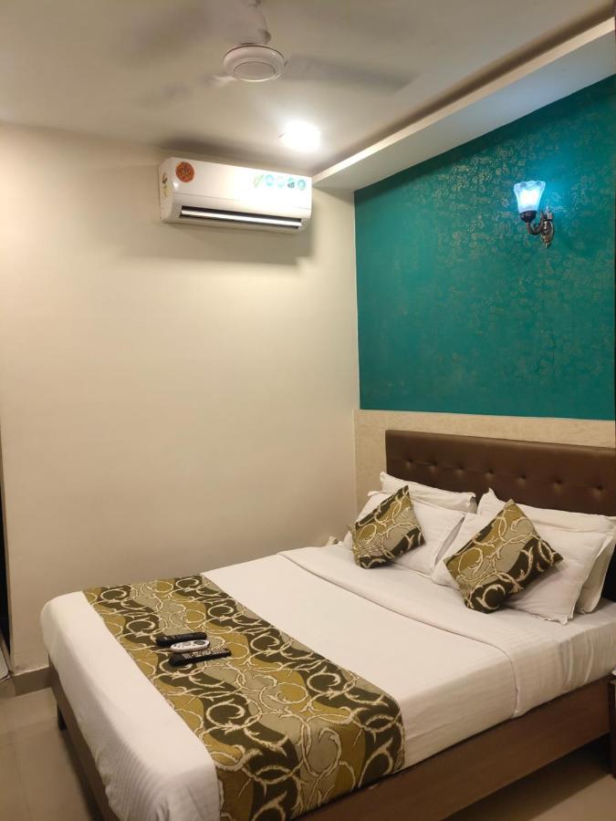 Hotel Golden Nest Popular Residency Мумбай Екстериор снимка
