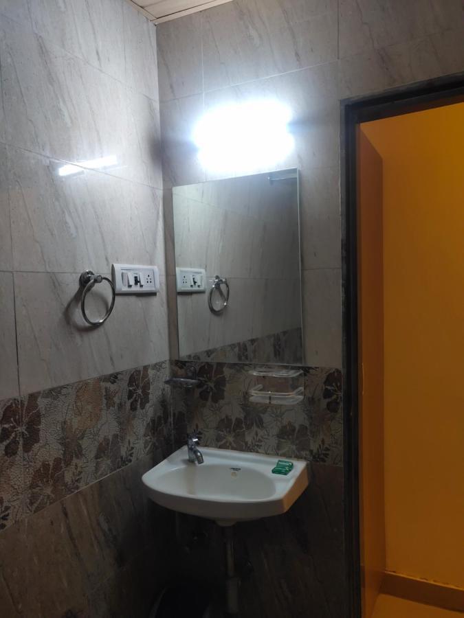 Hotel Golden Nest Popular Residency Мумбай Екстериор снимка