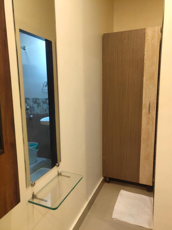 Hotel Golden Nest Popular Residency Мумбай Екстериор снимка