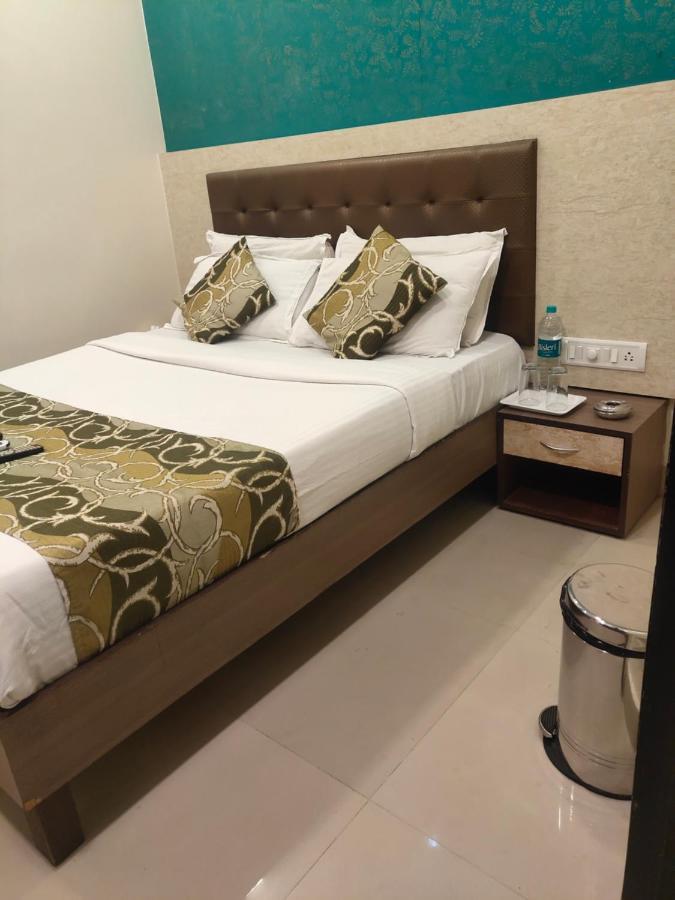 Hotel Golden Nest Popular Residency Мумбай Екстериор снимка